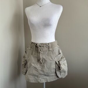 American Eagle Outfitters Women's Cargo Shorts in Light Khaki